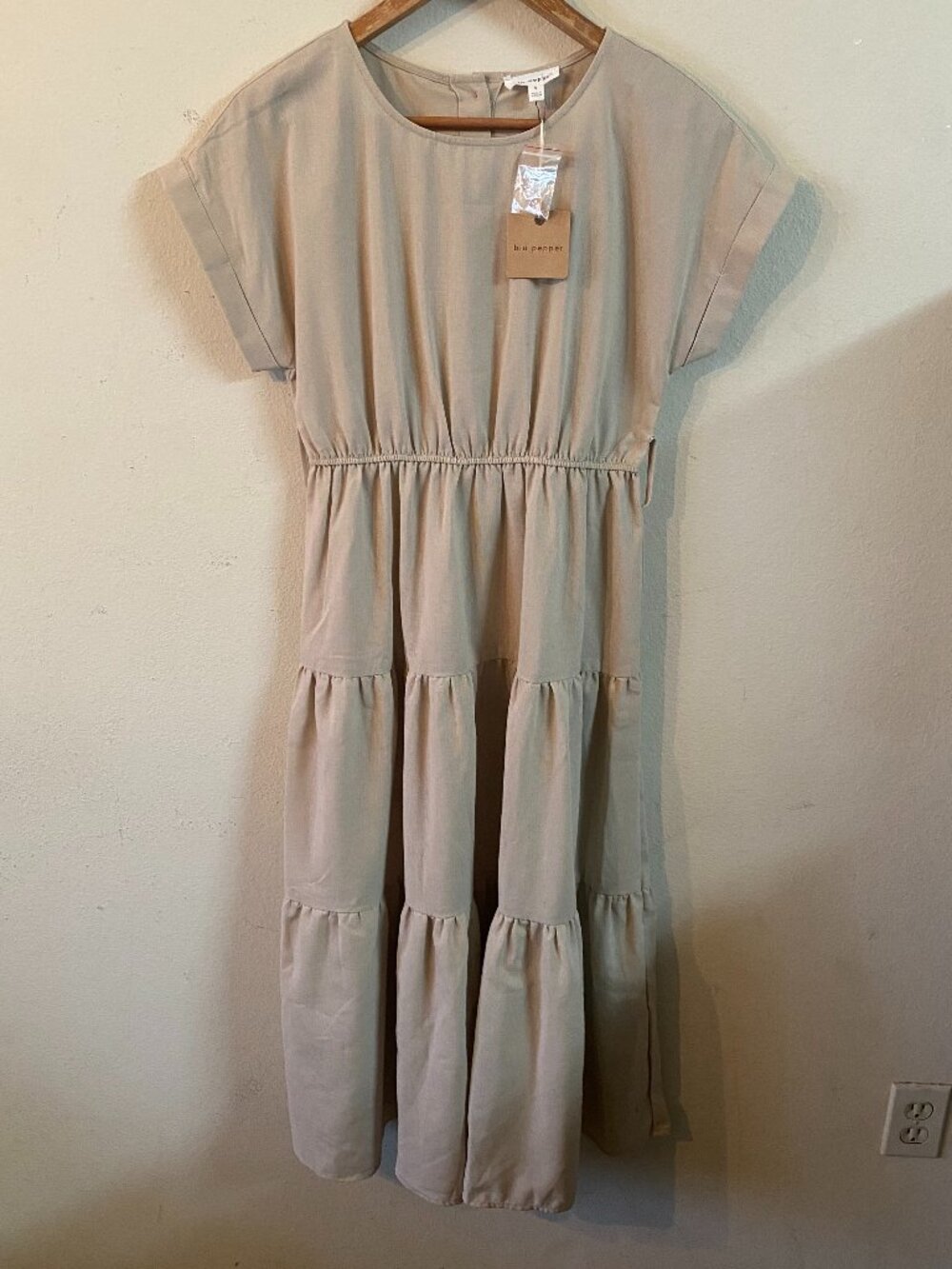 BLU PEPPER SMALL BEIGE SHORT-SLEEVE TIERED MIDI DRESS